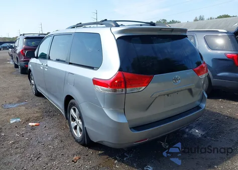 2012 Toyota Sienna Le V6 8 Passenger z USA, uszkodzony, nr VIN 5TDKK3DC5CS263417